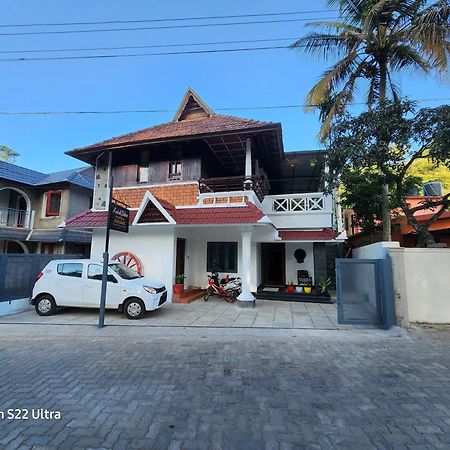 Kairali Palace Home Stay Текади Екстериор снимка