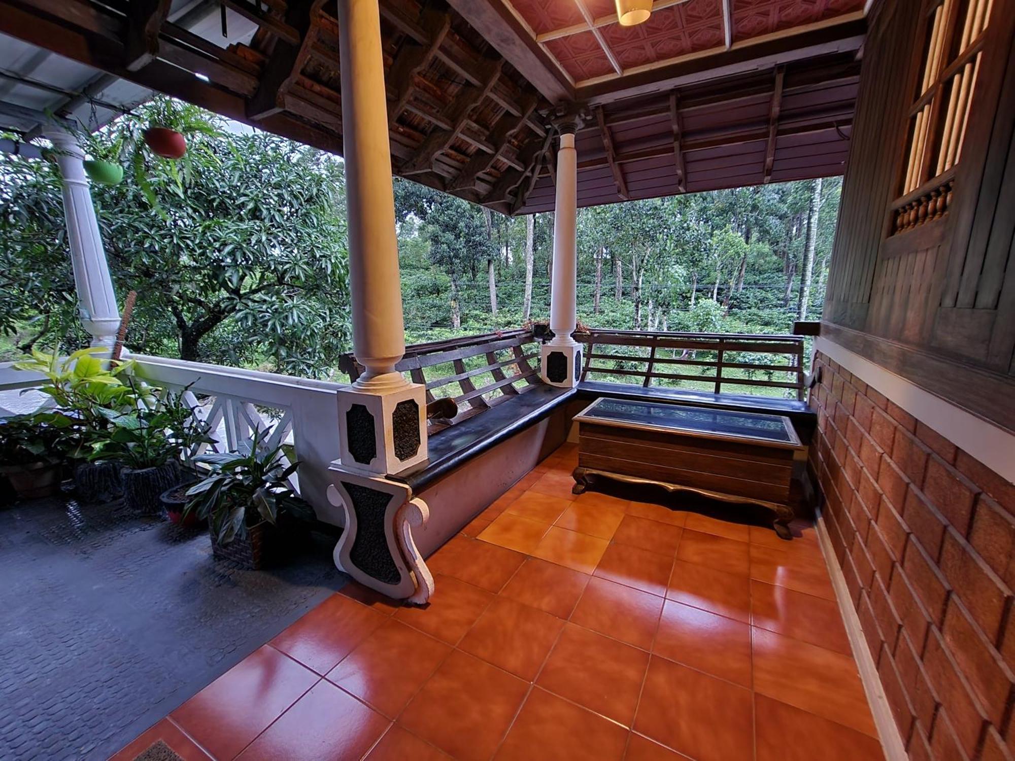 Kairali Palace Home Stay Текади Екстериор снимка
