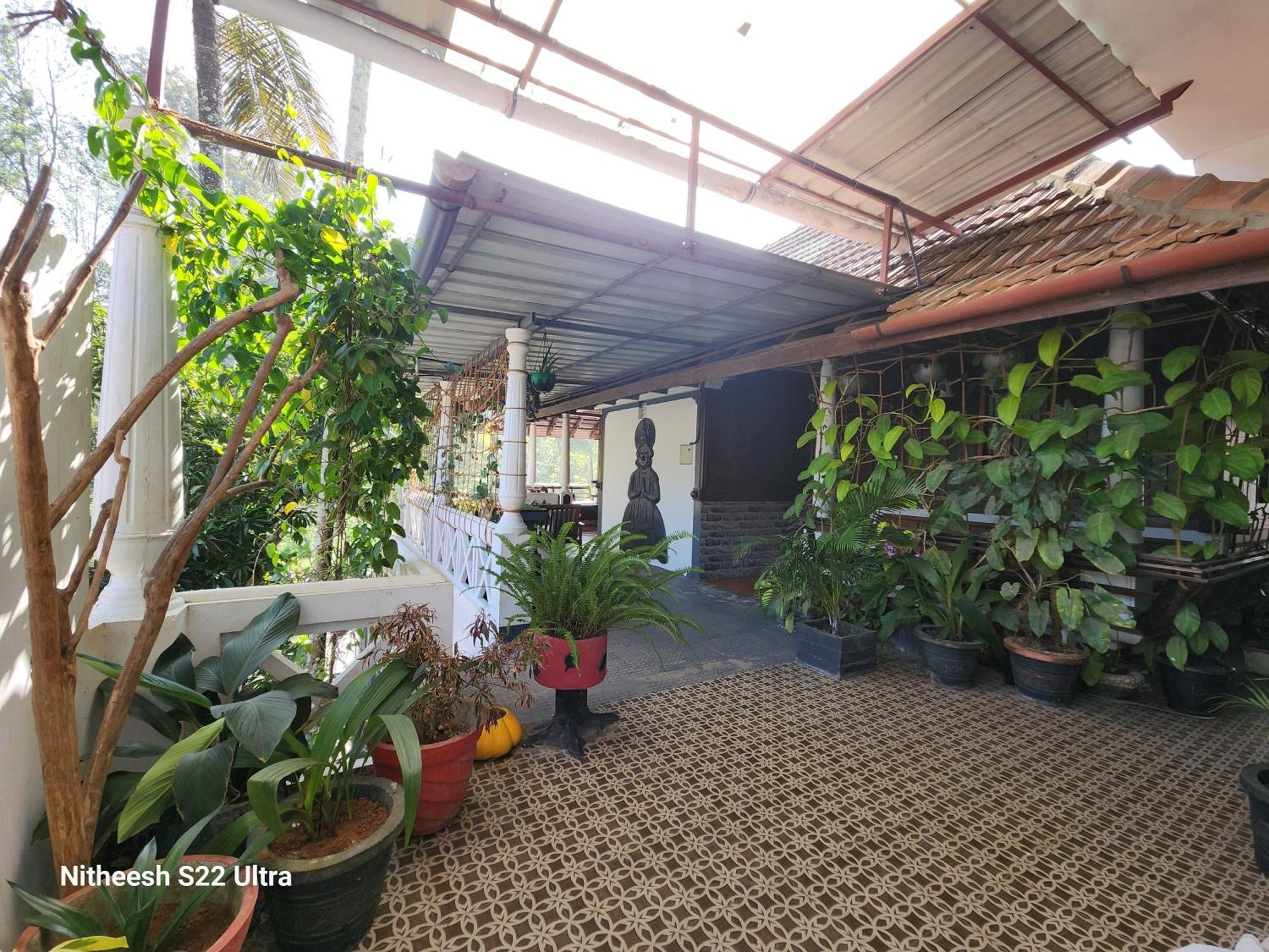 Kairali Palace Home Stay Текади Екстериор снимка