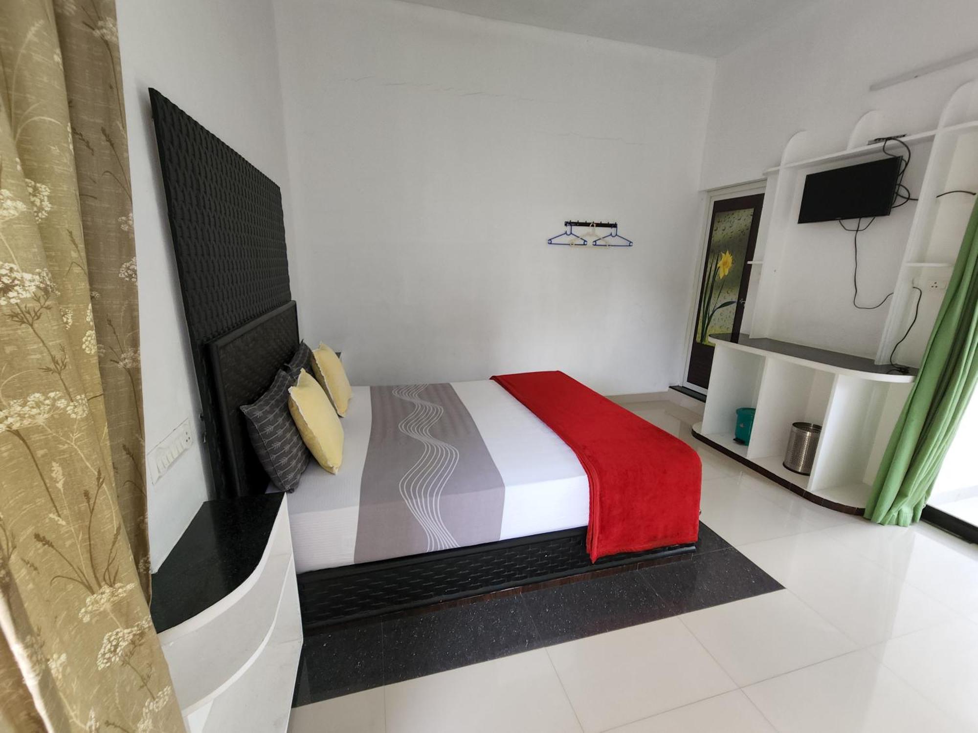 Kairali Palace Home Stay Текади Екстериор снимка