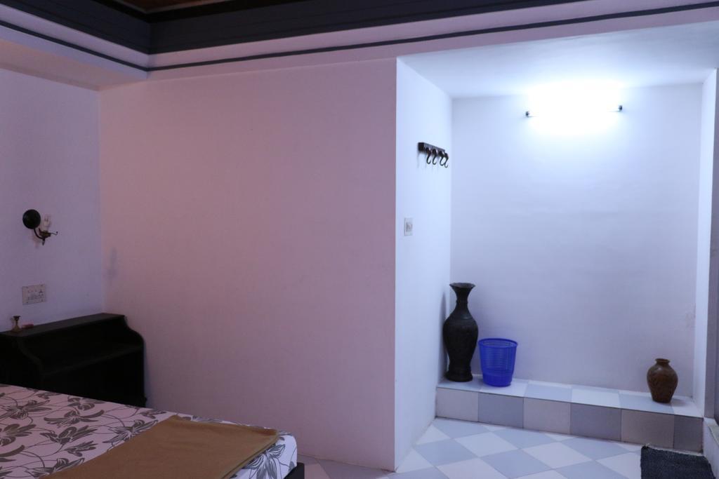 Kairali Palace Home Stay Текади Стая снимка
